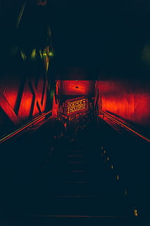 fotografia chiaroscurale, scienza, +, segnaletica del settore, illuminato, notte, architettura, mezzi di trasporto, la strada davanti, scala, direzione, ringhiera, gradini e scale, struttura costruita, nessuno, rosso, attrezzatura per l'illuminazione, connessione, all'aperto, movimento, buio, natura, prospettiva decrescente, 4K, CC0, dominio pubblico, privo di copyright