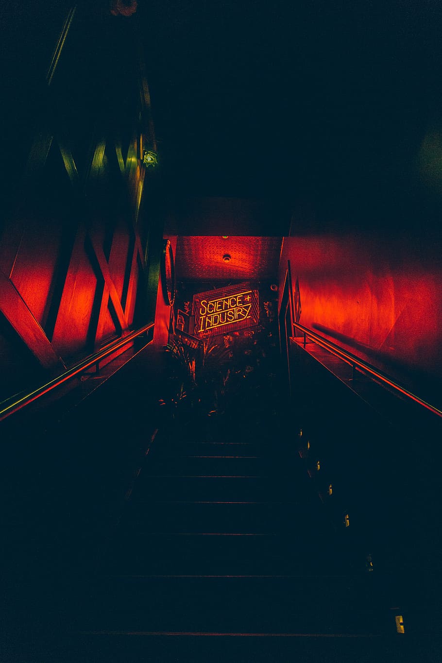 fotografia chiaroscurale, scienza, +, segnaletica del settore, illuminato, notte, architettura, mezzi di trasporto, la strada davanti, scala, direzione, ringhiera, gradini e scale, struttura costruita, nessuno, rosso, attrezzatura per l'illuminazione, connessione, all'aperto, movimento, buio, natura, prospettiva decrescente, 4K