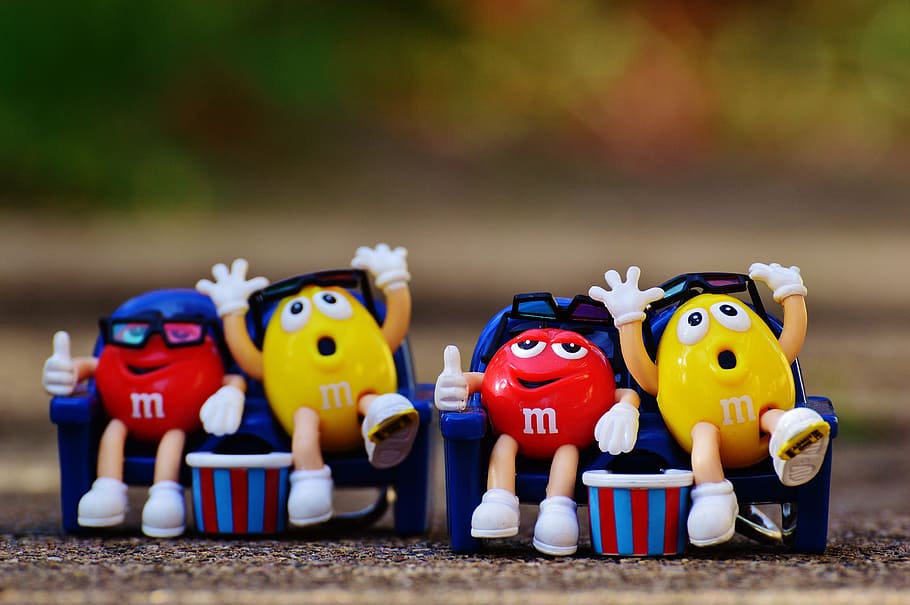 m & m's, caramels, divertit, diversió, Ulleres de 3 d, joguina, infància, multicolor, representació, creativitat, art i artesania, elecció, variació, grup d'objectes, primer pla, centrar-se en primer pla, plàstic, representació humana, enfocament selectiu, dia, costat a costat, figureta, 4K