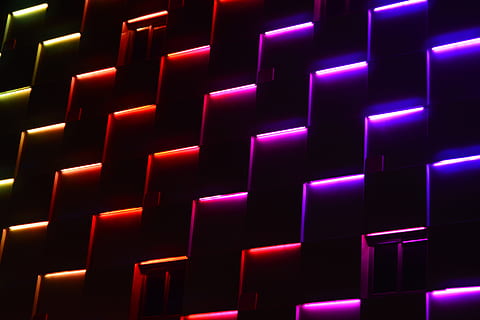 Modus, Hintergrund, abstrakt, Textur, Tapete, gestalten, Oberfläche, dunkel, Kreativität, Hintergründe, Vollbild, in einer Reihe, Muster, keine Leute, lila, große gruppe von gegenständen, drinnen, Licht - natürliches Phänomen, Lichtanlage, beleuchtet, lebendige Farbe, Kunst, Kultur und Unterhaltung, Wiederholung, Nahansicht, Design, Studioaufnahme, Geometrische Figur, glühend, schwarzer Hintergrund, 5K, CC0, gemeinfrei, lizenzfrei