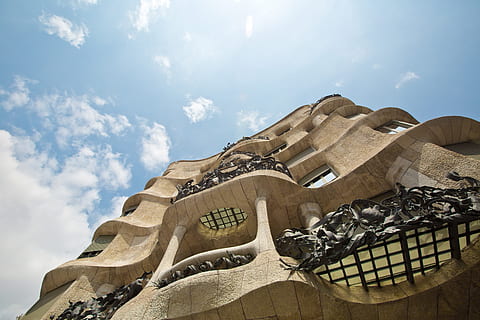 fotografia de vista de cucs, marró, concret, estructura, ull de cuc, vista, beix, edifici, formiga, fotografia, arquitectura, cultures, arquitectura i edificis, antic, cel, llocs de viatges, vell, història, lloc famós, destinacions de viatge, núvol - cel, arqueologia, vista d’angle baix, religió, art i artesania, creença, el passat, espiritualitat, naturalesa, artesania, lloc de culte, turisme, dia, viatjar, cap gent, estructura construïda, escultura, a l'aire lliure, civilització antiga, 5K, CC0, domini públic, lliure de regalies