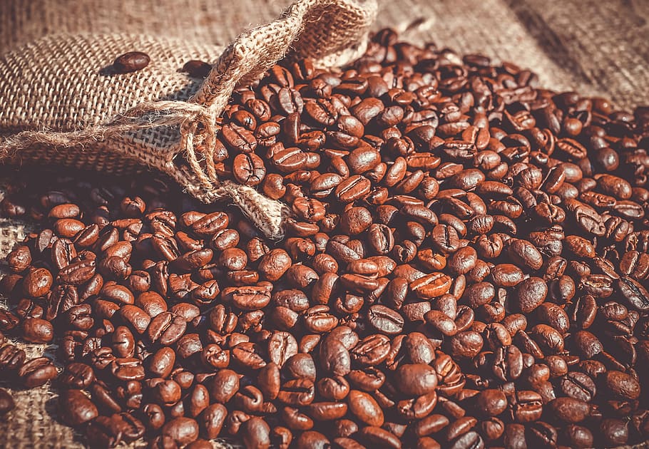 marró, grans de cafè, tèxtil, cafè, mongetes, torrat, cafeïna, cafè sencer, bossa, bossa de lli, bossa de cafè, aroma, menjar, cafè - beguda, gra de cafè torrat, menjar i beguda, gran grup d'objectes, cap gent, abundància, frescor, a l'interior, natura morta, marc complet, vista d’angle alt, sac, fons, primer pla, cultiu de cafè, jute, 4K