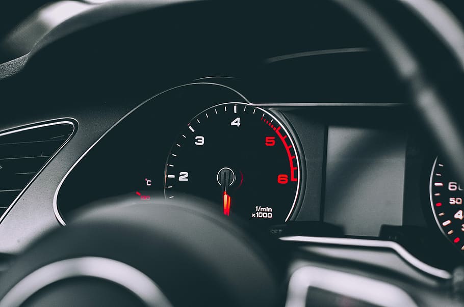 sauberes carpanel, Tiefenfotografie, Fahrzeugtacho, Auto, Karpaneel, panel, Instrumententafel, schwarz, Geschwindigkeit, Tachometer, Markieren, glatt, sauber, Farbe, Tapete, audi, Autoinnenraum, Kraftfahrzeug, Fahrzeuginnenraum, Schalttafel, Lenkrad, Transportmittel, Landfahrzeug, drinnen, Transport, Steuerung, Nahansicht, Nummer, keine Leute, Reise, rot, Messgerät - Messinstrument, 4K