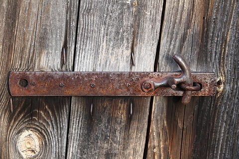 apropriado, escala, castelo, velho, metal, inoxidável, cabana, corrosão, porta, Entrada, oxidado, madeira - material, segurança, trancar, protecção, fechar-se, robusto, ninguém, intemperizado, texturizado, fechadas, quadro completo, dia, deterioração, declínio, ao ar livre, unha, 5K, CC0, domínio público, royalty free