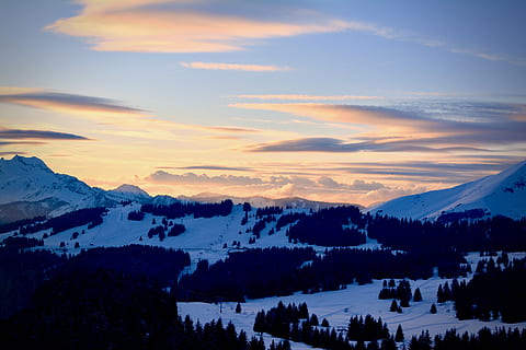 antenne, bilde, snow, omgitt, trær, snowy, fjell, dagtid, natur, Sky, tre, snø, skog, furu, vinter, tåke, gran, solnedgang, storm, sol, topp, område, horisont, eventyr, reise, naturskjønnhet - natur, sky - himmel, himmel, skjønnhet i naturen, rolig scene, ro, fjellkjede, landskap, miljø, kaldtemperatur, ikke-urbane scene, anlegg, idylliske, ingen folk, snødekte fjell, utendørs, 5K, CC0, offentlig domene, opphavsrett gratis