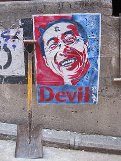 poster, diavol, perete, pala, arta pop, reprezentare umană, graffiti, reprezentare, creativitate, artă și sculptură, comunicare, asemănarea bărbaților, nici o persoana, zi, text, arhitectură, a închide, montare pe perete, în aer liber, arta stradală, western script, asemănarea feminină, mural, construită, 2K, CC0, domeniu public, fără drepturi de autor