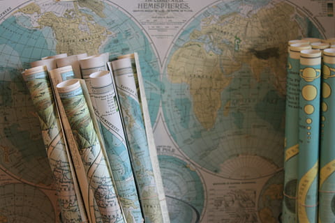 lotto di mappa del globo, emisferi della mappa del mondo, mappa del mondo, carta geografica, laminato, emisfero, vagare, avventura, moneta, attività commerciale, finanza, carta, in casa, nessuno, avvicinamento, giorno, natura morta, scelta, comunicazione, globo - Oggetto creato dall'uomo, variazione, guida, testo, viaggio, multicolore, direzione, geografia fisica, gruppo di oggetti, grande gruppo di oggetti, vecchio, 2K, CC0, dominio pubblico, privo di copyright