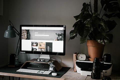vlak, schermcomputer, monitor, toetsenbord, naast, doorbladerd, fabriek, zwart, scherm, gedraaid, Apple magisch toetsenbord, imac, pc, computer, bureau, lamp, tafel, technologie, binnenshuis, meubilair, plant in bloempot, verlichtingsapparatuur, geen mensen, elektrische lamp, computerscherm, computerapparatuur, interieur, communicatie, huiskamer, natuur, afwezigheid, kantoor, bedrijf, kamerplant, 4K, CC0, publiek domein, royaltyvrij