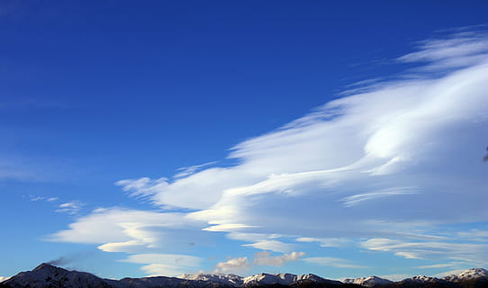 Munte, acoperit, zăpadă, noros, zi, cer, nor, munţi, nori, peisaj, natură, albastru, scenics, în aer liber, nor - cer, scenice - natura, frumusețe în natură, nici o persoana, mediu inconjurator, liniște, spațiu copie, de munte, sus, o scenă liniștită, lumina soarelui, Cloudscape, idilic, vânt, varf de munte, 4K, CC0, domeniu public, fără drepturi de autor