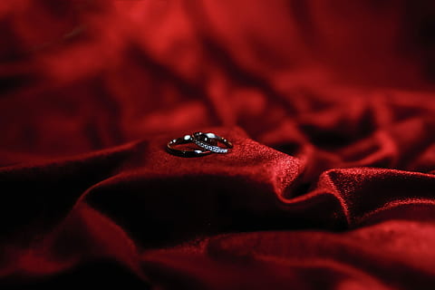 Eheringe, zwei, silberfarbene Ringe, rot, Textil-, Ringe, Blatt, Silber-, Reflexion, Reichtum, Schmuck, Nahansicht, Ring, Luxus, Studioaufnahme, drinnen, Diamant - Edelstein, Liebe, selektiver Fokus, Diamant-Ring, glänzend, keine Leute, Samt, Emotion, Verlobungsring, Körperteil, Valentinstag - Urlaub, Edelstein, Aufwand, 2K, CC0, gemeinfrei, lizenzfrei