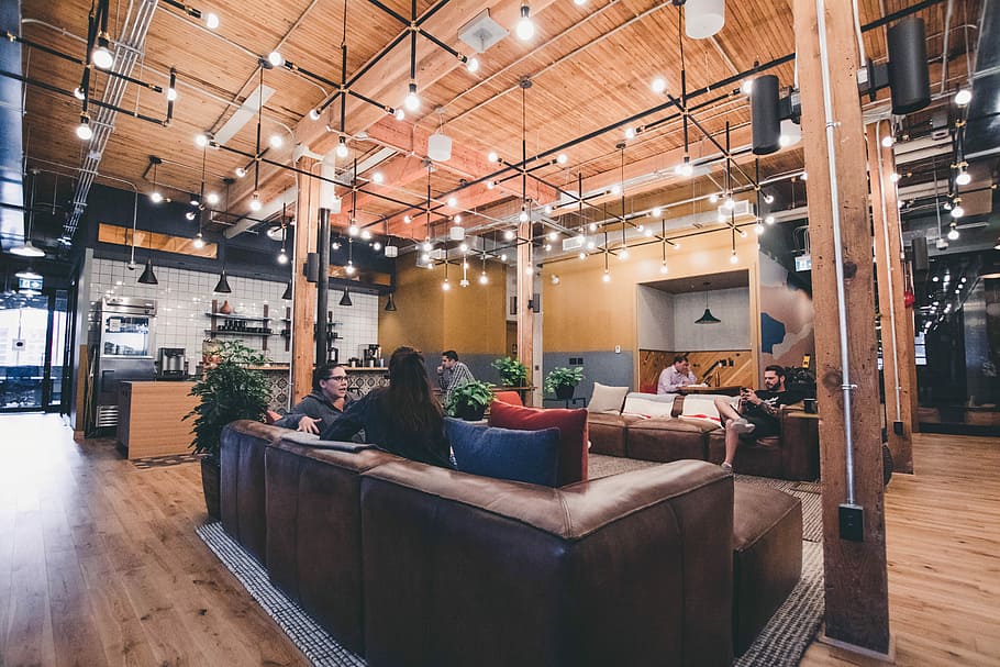 Menschen, Sitzung, Couch, Person, braun, Ledercouch, Sofa, Licht, Polster, Cafe, Bar, Decke, hölzern, Verkleidung, Salon, Anlaufen, Arbeit, Platz, Coworking, Toronto, drinnen, Möbel, Wohnraum, Geschäft, modern, Lichtanlage, Bodenbelag, beleuchtet, Holz - Material, ausgestopft, Tabelle, die Architektur, Kissen, Holz, Zuhause, Wohngebäude, Hauptschaukasteninnenraum, 5K