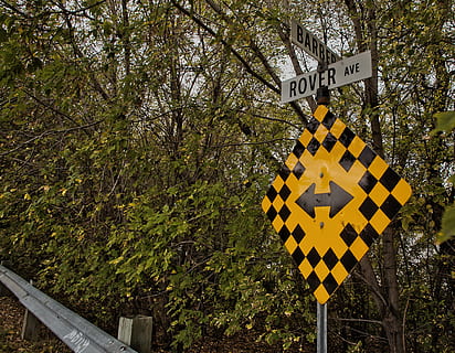 skilt, flod, træer, navigation, træ, plante, gul, natur, ingen mennesker, meddelelse, vækst, vejledning, lav vinkel visning, dag, udendørs, vejskilt, transportmidler, afdeling, tekst, symbol, Information, vej, informationsskilt, passage tegn, 4K, CC0, offentligt domæne, royaltyfrie