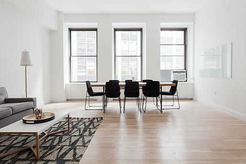 marron, en bois, table, noir, chaises, blanc, centre, intérieur, lampe, canapé, tapis, la fenêtre, verre, Cadre, mur, affaires, chaise, à l'intérieur, chaise de bureau, architecture, vide, absence, meubles, Bureau, siège, sol, journée, personne, intérieur de la maison, plancher de bois franc, chambre domestique, bois, verre - matériel, salon, moderne, appartement, 5K, CC0, domaine public, libre de droits