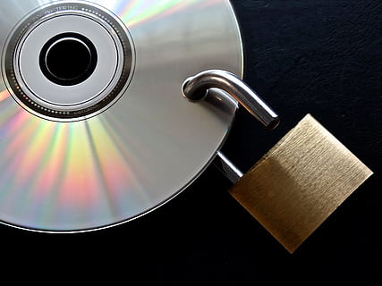 compact, disque, cadenas, politique de confidentialité, sécurité des données, crypté, mot de passe, données d'accès, cadenas en U, à, fermé, métal, brillant, sauvegardé, d'or, Sécurité, ordinateur, numérique, Achevée, CD, DVD, tranche de données, Château, sauvegarde de données, sauvegarde, ouvrir, non sécurisé, incertain, faille de sécurité, prise de vue en studio, La technologie, fond noir, personne, fermer, journée, à l'intérieur, boisson, tasse, agresser, café, Nourriture et boisson, café - boisson, tasse à café, table, vue grand angle, rafraîchissement, nature morte, protection, couleur argentée, acier, plateau, vaisselle, 2K, CC0, domaine public, libre de droits