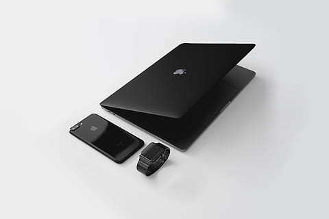 ordenador portátil negro, ordenador portátil, tecnología, computadora, teléfono, equipo, teléfono móvil, tecnología inalámbrica, teléfono inteligente, de color negro, aislado, comunicación, solo objeto, nadie, cable USB, de cerca, foto de estudio, adentro, vista de alto ángulo, Fondo blanco, dispositivo de información portátil, naturaleza muerta, conexión, separar, copia espacio, el color blanco, dos objetos, 2K, CC0, dominio público, libre de derechos