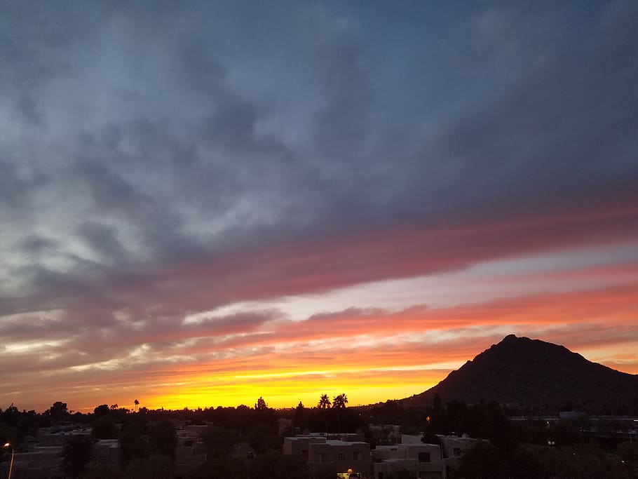 grigio, bianca, edifici, Marrone, montagna, crepuscolo, retroilluminato, nuvole, buio, luce del giorno, drammatico, sera, case, paesaggio, luci, natura, all'aperto, panoramico, silhouette, cielo, tramonto, alberi, nuvola - cielo, architettura, esterno dell'edificio, struttura costruita, bellezza nella natura, scenics - natura, colore arancione, costruzione, nessuno, la tranquillità, quartiere residenziale, cielo drammatico, scena tranquilla, ambiente, Casa, 4K