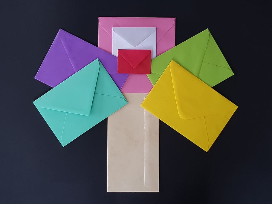 sobres, multicolor, variació, arbre de paper, creació, color, material d'oficina, escriure cartes, safata d'entrada, publica la sortida de, lletres, formats, carta d’amor, correu electrònic, salutacions, tràfic de lletres, contacte, mitjans de comunicació, adreça, llegenda, paper, missatge, publicació, creació de paper, tir de l'estudi, art i artesania, forma geomètrica, forma de triangle, forma, cap gent, creativitat, fons negre, origami, a l'interior, color vibrant, artesania, groc, resum, blau, forma de cub, color verd, disseny, 1080P