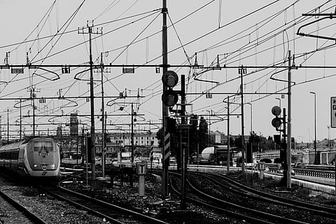 tog, togstation gråtoner fotografering, togstation, gråtoner, fotografering, jernbane, jernbanespor, transportmidler, station, jernbanestation platform, transportform, jernbanetransport, tog - køretøj, offentlig transport, spore, himmel, elektricitet, kabel, strømkabel, natur, arkitektur, rejse, el-pylon, bygget struktur, dag, ingen mennesker, Strømforsyning, 4K, CC0, offentligt domæne, royaltyfrie