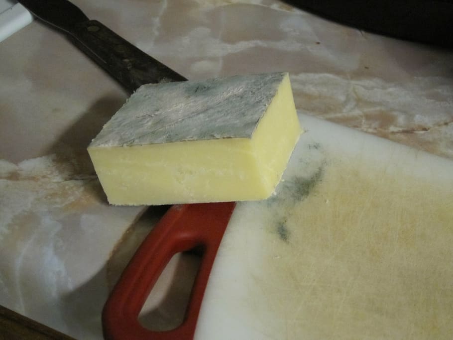 muffa, sopra, formaggio, cibo, cibo e bevande, in casa, prodotto caseario, freschezza, avvicinamento, preparazione, nessuno, cibo italiano, mangiare sano, benessere, coltello da cucina, cibo crudo, attrezzature domestiche, stanza domestica, vista dall'alto, giallo, tagliere, cucina, 4K