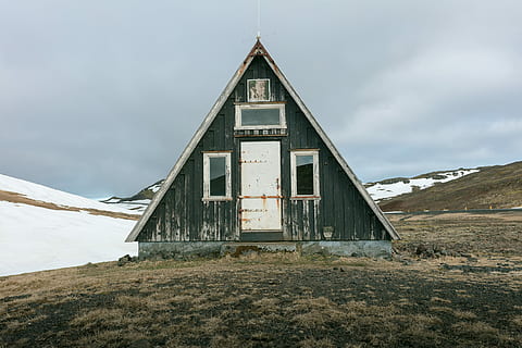Foto, sort, træ-, hus, bjerg, grå, hvid, lade, bygning, trekant, bakke, arkitektur, bygget struktur, bygning udvendig, sky - himmel, himmel, natur, ingen mennesker, dag, gammel, landskab, forladt, jord, træ - materiale, udendørs, fjern, miljø, 1080P, CC0, offentligt domæne, royaltyfrie