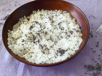 bianca, riso, Marrone, di legno, ciotola, riso bianco, lavanda, bagno, sali, direttamente sopra, cibo e bevande, nessuno, in casa, girato in studio, cibo, freschezza, pronto a mangiare, benessere, mangiare sano, tavolo, natura morta, riso - alimento base, vista dall'alto, avvicinamento, verdura, ingrediente, porzioni, pianta di cereali, tentazione, cibo vegetariano, spuntino, 2K, CC0, dominio pubblico, privo di copyright