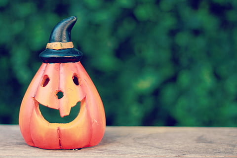 fokuseret, fotografering, rød, græskar, sort, hat, sort hat, halloween, efterår, træ - materiale, lanterne, dekoration, jack o 'lantern, ferie, sæson, kulturer, oktober, smilende, fest, uhyggelig, rædsel, orange farve, sjovt, carving - håndværk produkt, fokus på forgrunden, kreativitet, antropomorfe ansigt, mad og drikke, mad, Kunst og håndværk, repræsentation, ingen mennesker, ansigt, håndværk, tæt på, bord, antropomorfe, menneskelig repræsentation, orange, 1080P, CC0, offentligt domæne, royaltyfrie