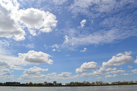 himmel, Sky, overskyet himmel, by, Bordeaux, natur, blå, sky - himmel, sommer, flod, ingen mennesker, dag, skønhed i naturen, scenics - natur, ro, transportmidler, rolig scene, miljø, udendørs, landskab, transportform, Mark, luftfartøj, fly, træ, 2K, CC0, offentligt domæne, royaltyfrie