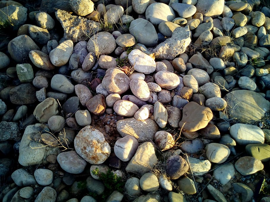pedres, còdols, textura, fons, sòl, boulder, trepitjant, rock, sòlid, marc complet, pedra - objecte, pedra, gran grup d'objectes, rock - object, cap gent, naturalesa, abundància, dia, terra, vista d’angle alt, platja, llum solar, a l'aire lliure, primer pla, 4K