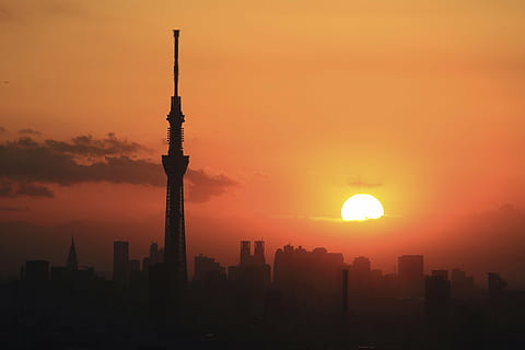 Schattenbildfoto, Turm, golden, Stunde, Silhouette, Beton, Gebäude, Sonnenuntergang, Dämmerung, Himmel, Wolken, Stadtbild, Orange, die Architektur, Horizont, Türme, Hochhäuser, Landschaft, Natur, Stadt, Reiseziele, Sonne, Wolkenkratzer, gebaute Struktur, draußen, keine Leute, Gebäudehülle, orange Farbe, große Höhe, Reise, Tourismus, Bürogebäude außen, modern, romantischer Himmel, 5K, CC0, gemeinfrei, lizenzfrei