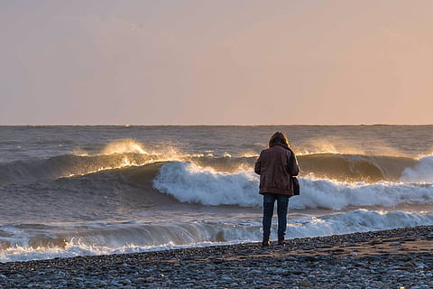 mar, aigües, platja, onada, navega, anhel, aigua, moviment, vista del darrere, una persona, cel, de peu, longitud completa, bellesa a la natura, surf, terra, esport aquàtic, activitat d'oci, esport, horitzó, horitzó sobre l’aigua, naturalesa, a l'aire lliure, mirant la vista, 1080P, CC0, domini públic, lliure de regalies