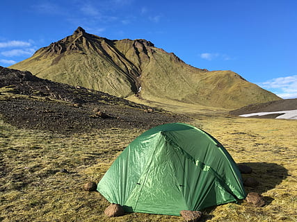 tenda, muntanyes, muntanya, roques, naturalesa, cel, Islandia, pedres, silenci, escenics - natura, campament, paisatge, bellesa a la natura, medi ambient, escena no urbana, Serra, cap gent, color verd, terra, aventura, destinacions de viatge, a l'aire lliure, viatjar, dia, tranquil·litat, cim de muntanya, cràter volcànic, 4K, CC0, domini públic, lliure de regalies