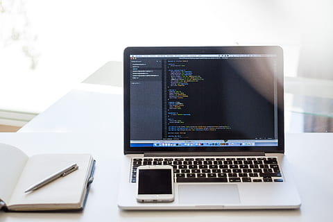 Macbook Pro, affaires, téléphone portable, codes, codage, ordinateur, Les données, afficher, électronique, html, l'Internet, clavier, portable, moniteur, carnet, Bureau, stylo, écran, téléphone intelligent, La technologie, sans fil, travail, lieu de travail, Technologie sans fil, lien, la communication, table, personne, affaire d'entreprise, la finance, fermer, réseau informatique, à l'intérieur, meubles, dispositif d'information portable, papier, économie, 2K, CC0, domaine public, libre de droits