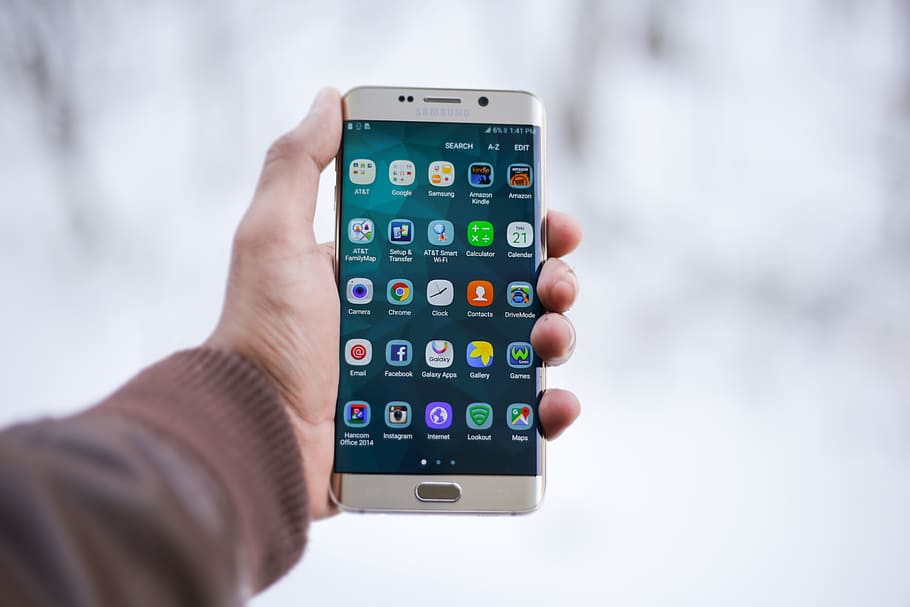 mà, smartphone, tecnologia, maqueta, android, aplicacions, telèfon mòbil, samsung, samsung galaxy s6 edge plus, pantalla, pantalla tàctil, mà humana, part del cos humà, celebració, comunicació, una persona, tecnologia sense fils, primer pla, connexió, adult, telèfon intel·ligent, a l'interior, dispositiu d’informació portàtil, nombre, centrar-se en primer pla, tauleta digital, control, 5K