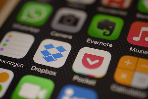 dropbox pieteikums screengrab, iphone, displejs, lietotne, piliens, evernote, facebook, tehnoloģijas, ābolu datori, tālruni, čivināt, Mobilais telefons, viedtālrunis, lietojumprogrammatūru, bezvadu tehnoloģija, komunikāciju, globālās komunikācijas, internetā, skārienekrāns, sociālais tīkls, linkedin, datora ikona, tuvplāns, selektīvu fokusu, pilna kadra, nav cilvēku, fona, tekstu, telpās, rietumu skripts, numuru, mākslas kultūra un izklaide, dators, tastatūru, finansējumu, Klusā daba, daudzkrāsains, datortehnika, Uzspied pogu, 4K, CC0, publiskais domēns, bez atlīdzības