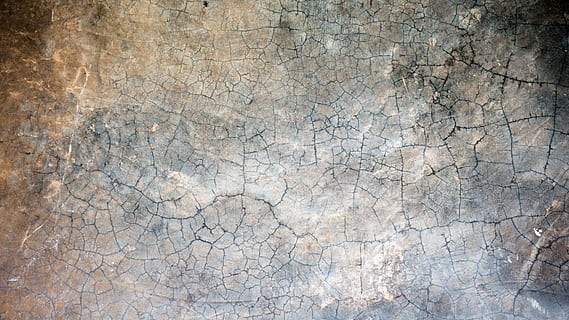 rissige braune Erde, Textur, Hintergrund, betrübt, Schicht, Design, Risse, korrodiert, alt, grunge, grungy, Material, befleckt, schmutzig, Hintergründe und Texturen, Hintergründe, texturiert, Muster, geknackt, Vollbild, keine Leute, verwittert, abstrakt, Nahansicht, Rau, Wandbau - Funktion, Tag, beschädigt, Marmor, braun, draußen, grau, direkt darüber, Struktureffekt, abstrakte Hintergründe, Antiquität, 5K, CC0, gemeinfrei, lizenzfrei