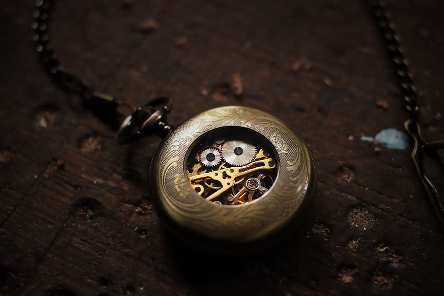 esquelet d'or rotund, veure, rellotge, rellotge de butxaca, marcar, vell, engranatges, or, envellit, butxaca, vintage, metall, cap gent, vista d’angle alt, primer pla, material de fusta, enfocament selectiu, taula, a l'interior, natura morta, temps, joieria, forma, moneda, antiguitat, color daurat, dia, sol objecte, color plata, 5K