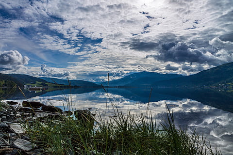 paesaggio, montagne, natura, cielo, avventura, bellissimo, nuvole, nuvoloso, colorato, giorno, erba, idilliaco, montagna, all'aperto, riflessione, fiume, roccia, rocce, scenario, panoramico, turismo, viaggio, acqua, nuvola - cielo, bellezza nella natura, scenics - natura, la tranquillità, lago, scena tranquilla, pianta, nessuno, catena montuosa, ambiente, montagna innevata, 4K, CC0, dominio pubblico, privo di copyright