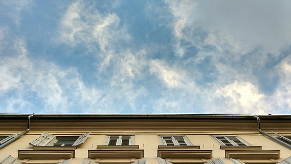 Fassade, Himmel, Wolken, Filamente, die Architektur, Gebäudehülle, wolke - himmel, Flachwinkelansicht, gebaute Struktur, Gebäude, Fenster, Wohngegend, Natur, Haus, keine Leute, Dach, Tag, draußen, Blau, Wohnung, Stadt, Sonnenlicht, hoher Abschnitt, direkt darunter, Dachziegel, 2K, CC0, gemeinfrei, lizenzfrei