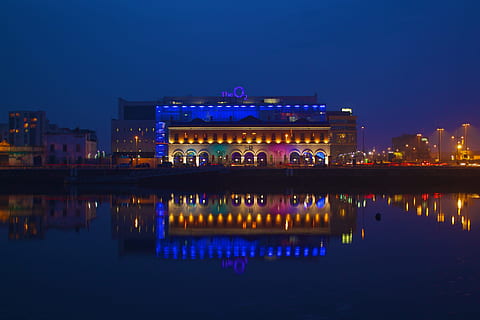 encès, cos, nit, dublin, o2, reflexió, aigua, edifici, blau, Irlanda, llums, l'o2, arena, teatre, entreteniment, arquitectura, fosc, il·luminat, riu, vespre, lloc famós, escena urbana, estructura construïda, ciutat, paisatge urbà, exterior de l'edifici, a l'aire lliure, cap gent, davant del mar, cel, naturalesa, llac, destinacions de viatge, aigua estancada, vida nocturna, 2K, CC0, domini públic, lliure de regalies
