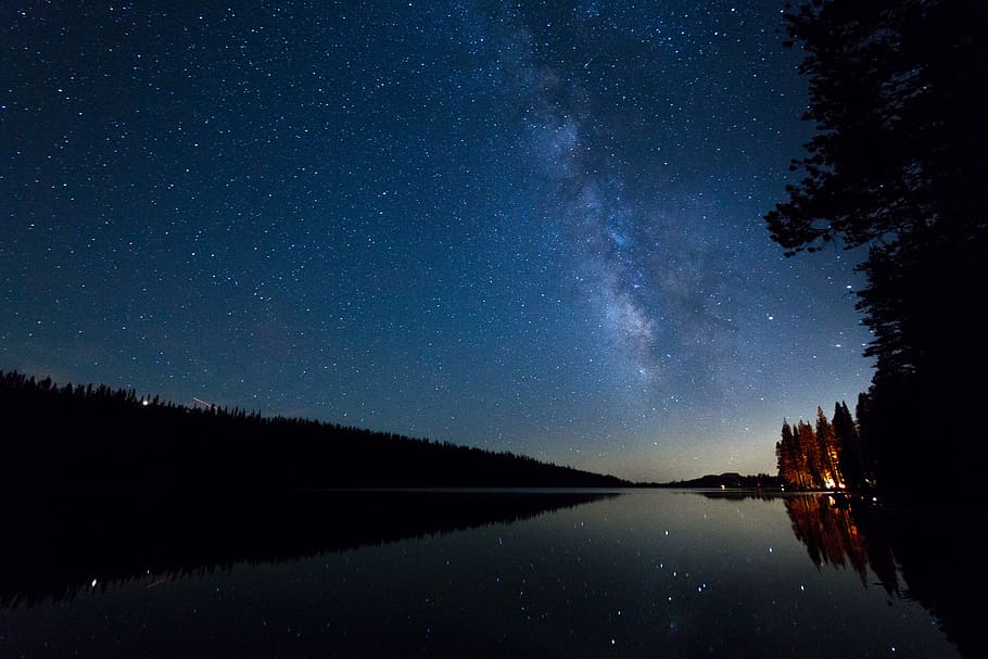 Via Láctea, cuerpo, agua, noche, fotografía de paisaje, arboles, lago, Por la noche, cielo, estrella, reflexión, estrella - espacio, astronomía, naturaleza, Vía láctea, constelación, paisaje, oscuro, galaxia, scenics, nebulosa, árbol, escena tranquila, azul, bosque, espacio, belleza en la naturaleza, al aire libre, paisajes - naturaleza, tranquilidad, campo de estrellas, escena no urbana, nadie, espacio y astronomia, 5K