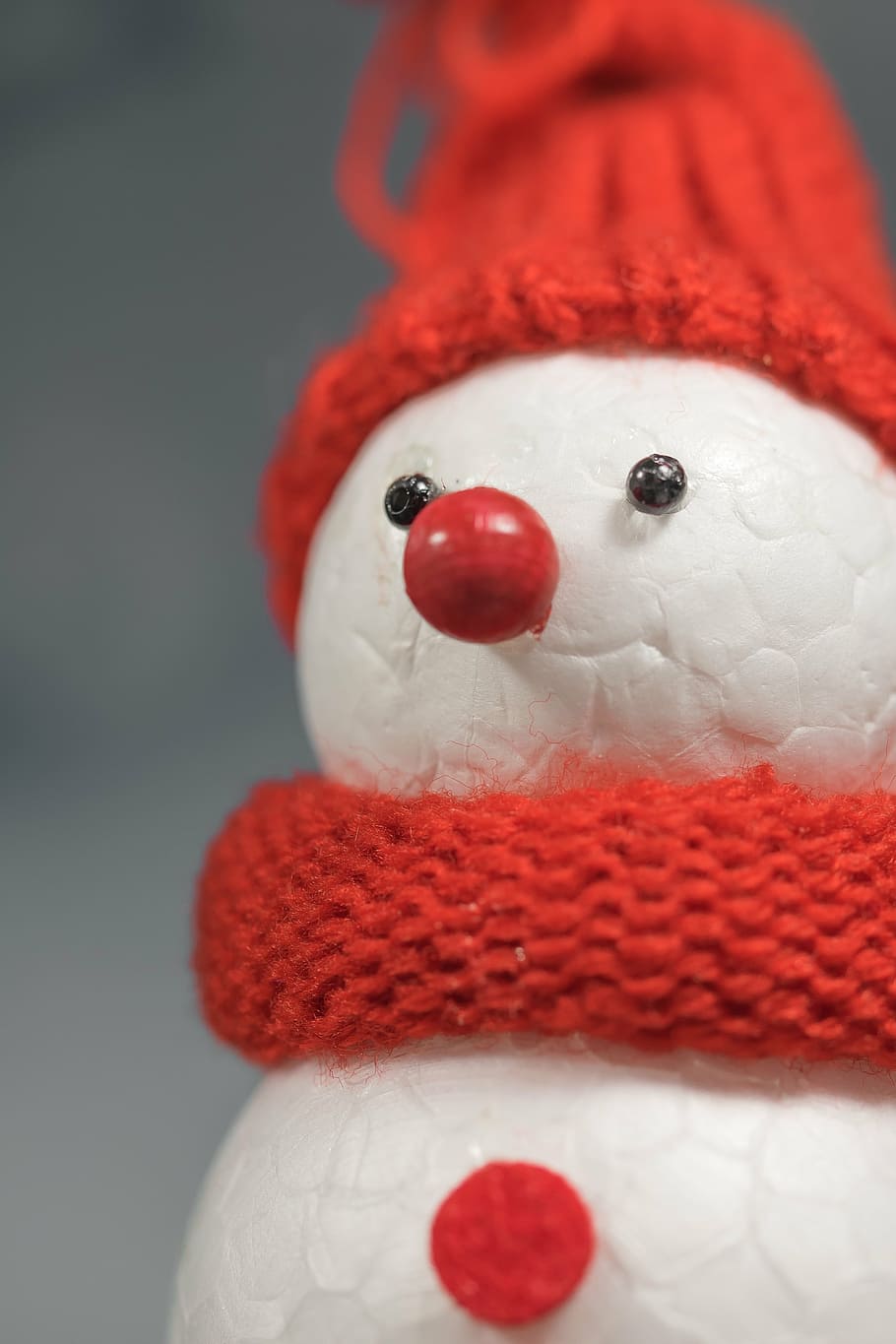 home de neu, hivern, tapa, fred, humor, postal, targeta de felicitació, neu, figura, blanc, deco, Nadal, cara, decoració, divertit, icona d’hivern, bufanda, bola de neu, felicitació de Nadal, descarat, nas, ulls, punt, sentit, juguetear, artesania, fons, vermell, ninot de neu, celebració, Pare Noél, festa, temporada, representació, representació humana, art i artesania, primer pla, menjar i beguda, a l'interior, menjar dolç, menjar, barret, tir de l'estudi, dolç, cap gent, fruita, temperatura de fred, creativitat, semblança masculina, temptació, gel, 4K