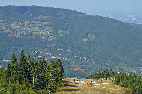 Alemania, paisaje, nubes, cielo, montañas, edificios valle, barranco, alas delta, ala delta, volador, flotante, bosque, arboles, gente, escénico, naturaleza, fuera de, país, campo, verano, primavera, árbol, montaña, nadie, día, planta, paisajes - naturaleza, color verde, tierra, belleza en la naturaleza, transporte, ambiente, crecimiento, vista de alto ángulo, escena no urbana, escena tranquila, cordillera, follaje, al aire libre, Pino, 1080P, CC0, dominio público, libre de derechos