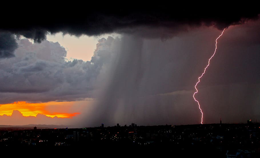 pluja, llamp, ciutat, llamps, tempesta, temps, flaix, colpejar, trons, naturalesa, perill, perillós, dramàtica, raig, tempesta de pluja, cel, nit, potent, càrrec, núvol - cel, poder a la natura, poder, arquitectura, senyal d'advertència, cel dramàtic, exterior de l'edifici, signe, bellesa a la natura, núvol de tempesta, estructura construïda, comunicació, llamps bifurcats, cap gent, paisatge urbà, ominós, a l'aire lliure, electricitat, fosc, meteorologia, porpra, 5K