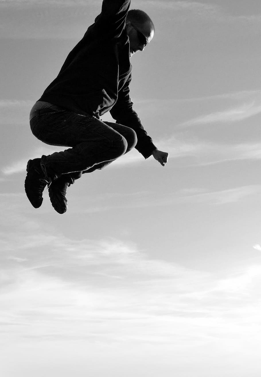 Mann, Springen, fliegend, Schwarz und weiß, Himmel, hoch, eine Person, in der Luft, Freizeitbeschäftigung, in voller Länge, echte Menschen, Natur, Lebensstile, Bewegung, Tag, wolke - himmel, Flachwinkelansicht, Legere Kleidung, draußen, Seitenansicht, Vergnügen, Schuh, Männer, Jeans, Aufregung, 2K