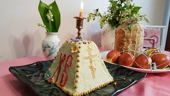 påske, påske kake, stearinlys, bord, egg, Kristus har stått opp, mat, kjøkken, ferie, feiring, innendørs, anlegg, dekorasjon, stilleben, mat og Drikke, ingen folk, blomst, brenning, blomstrende plante, natur, Brann, begivenhet, lysestakeholder, julekake, 5K, CC0, offentlig domene, opphavsrett gratis