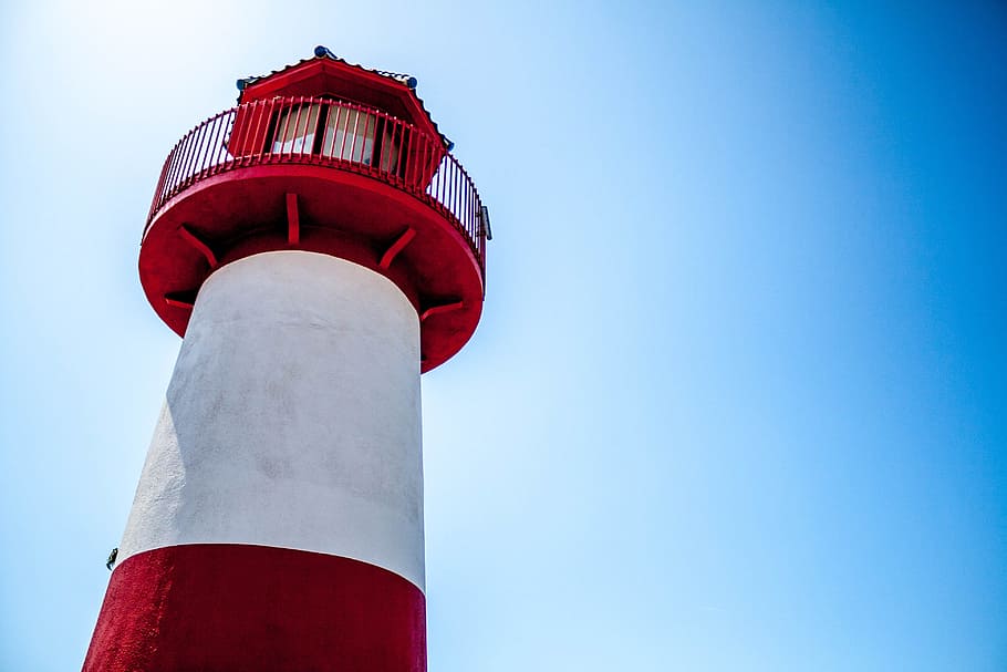 bianca, rosso, calcestruzzo, faro, scena, blu, cielo, architettura, esterno dell'edificio, struttura costruita, sicurezza, cielo sereno, Inquadratura dal basso, protezione, guida, giorno, natura, copia spazio, nessuno, Torre, all'aperto, comunicazione, fumaiolo, staff della sicurezza, 4K