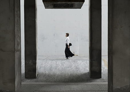 Frau, Gehen, Beton, Brücke, tagsüber, Weiß, schwarz, langärmelig, Kleid, Stehen, Wand, Damen, Smokinghemd, Maxirock, grau, Boden, die Architektur, Rahmen, Gebäude, Menschen, Männer, draußen, eine Person, in voller Länge, Tag, echte Menschen, gebaute Struktur, Lebensstile, Seitenansicht, Freizeitbeschäftigung, Legere Kleidung, Wandbau - Funktion, junger Erwachsener, drinnen, architektonische Säule, Mode, Kleidung, Sitzung, 5K, CC0, gemeinfrei, lizenzfrei