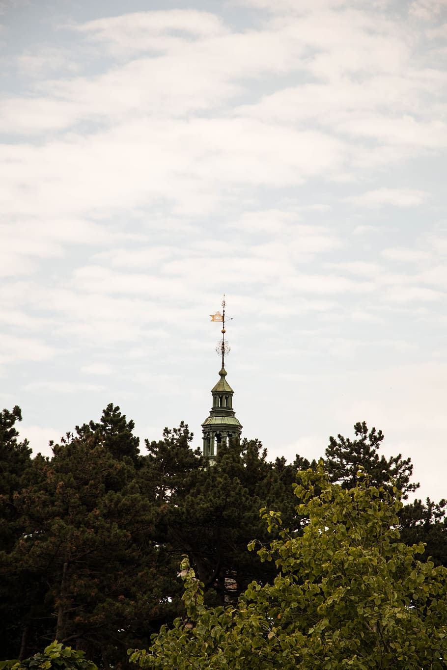 Copenhaguen, cel, arbres, torre, blau, pont, viatjar, malmö, avions, negocis, núvol, cloudscape, avió, vol, volant, alt, horitzó, jet, viatge, mirant, aire, öresund, volar, espai, posta de sol, transport, aèria, blanc, finestra, ala, Dinamarca, ciutat, aigua, arquitectura, paisatge urbà, danès, europa, escandinavia, famós, edifici, canal, estiu, referència, capital, vell, turisme, mar, Europeu, façana, urbà, visites turístiques, nyhavn, turista, històric, port, a l'aire lliure, colorit, nordic, vaixell, Reial, arbre, núvol - cel, planta, estructura construïda, naturalesa, destinacions de viatge, cap gent, història, exterior de l'edifici, el passat, escultura, vista d’angle baix, estàtua, art i artesania, dia, representació humana, govern, fletxa, 5K