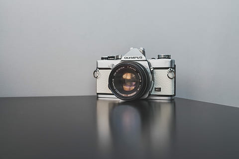 grigio, nero, fotocamera olympus dslr, superficie, fotocamera olympus, telecamera, Olimpo, lente, riflessione, tavolo, fotografia, attrezzatura, bianca, len, ancora, Prodotto, minimo, costume, Ingranaggio, OM1, temi fotografici, macchina fotografica - attrezzatura fotografica, tecnologia, in casa, singolo oggetto, obiettivo - strumento ottico, attrezzatura fotografica, copia spazio, in stile retrò, nessuno, attività, sfondo grigio, avvicinamento, lente - occhio, Fotografare, caratteristica della parete, natura morta, girato in studio, moderno, fotocamera reflex, Camera digitale, color argento, 5K, CC0, dominio pubblico, privo di copyright