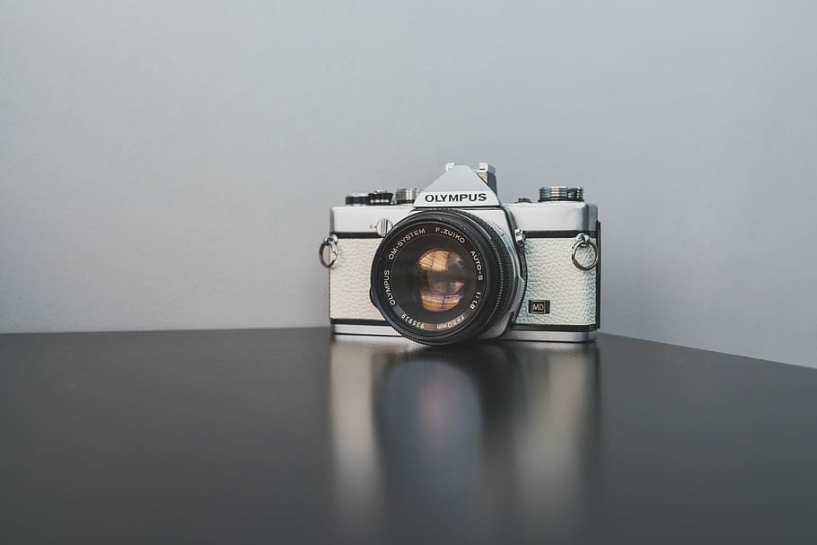 gris, negre, olympus slr camera, superfície, olympus camera, càmera, olympus, lent, reflexió, taula, fotografia, equipament, blanc, len, encara, producte, mínim, personalitzat, om1, temes de fotografia, càmera - equip fotogràfic, tecnologia, a l'interior, sol objecte, lent - instrument òptic, equip fotogràfic, còpia espai, estil retro, cap gent, activitat, fons gris, primer pla, lent - ull, fotografiar, funció de construcció de parets, natura morta, tir de l'estudi, modern, càmera slr, càmera digital, color plata, 5K